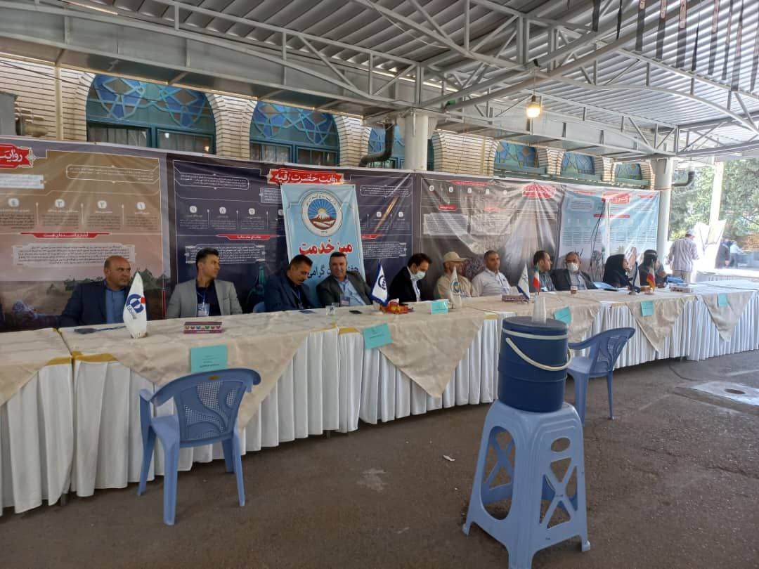 حاشیههای جالب نماز جمعه در استانها / میز خدمت در مصلاها و حضور پرشور مردم و مسوولان