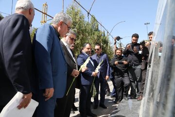 وزیر اقتصاد وارد آذربایجان‌غربی شد/ ادای احترام به مقام‌ شامخ شهدا در باغ رضوان ارومیه