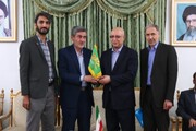 اهدای پرچم کنگره جهانی حضرت محمد (ص) به وزیر علوم در شیراز
