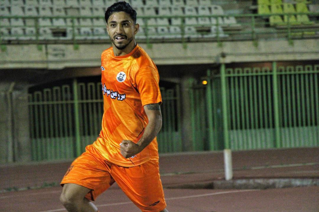 صدر جدول گلزنان در دست غریبهها؛ آقای گلهای ناخوانده