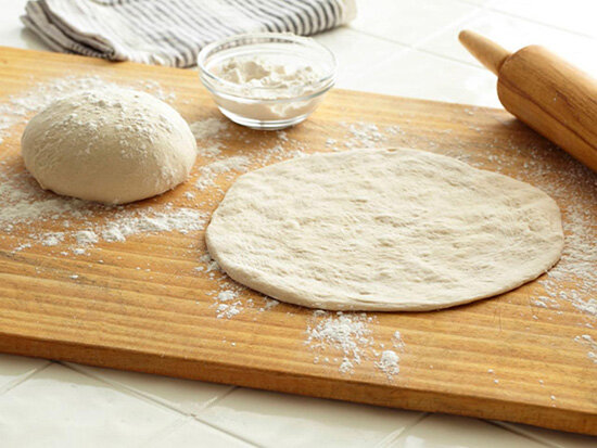 چطور در خانه خمیر پیتزا درست کنیم؟