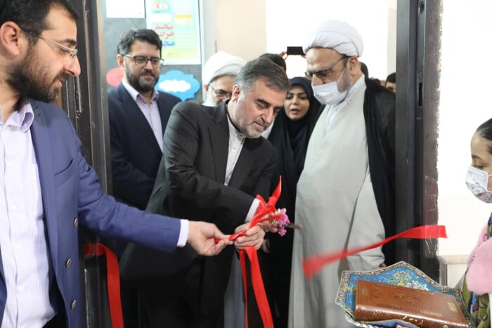 جامعه با گسترش فرهنگ کتابخوانی در برابر انحطاط های فکری واکسینه می شود/ مردم را با کتاب آشتی دهیم