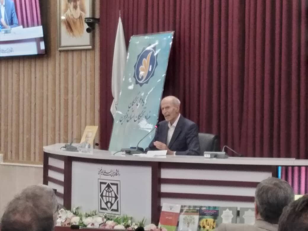 توسعه نه با نفت، گاز و پول بلکه با توجه به انسان رقم میخورد