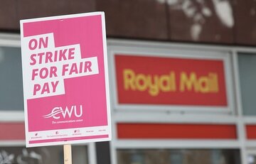 موج اعتراض به دستمزد در انگلیس؛ کارکنان پست سلطنتی اعتصاب کردند