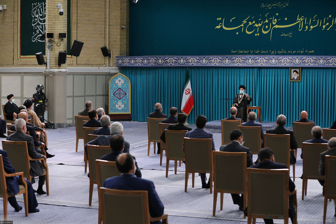 مردمی بمانید و به وعدهها عمل کنید / حاشیهنگاری ایرنا از دیدار اعضای هیئت دولت با رهبر انقلاب