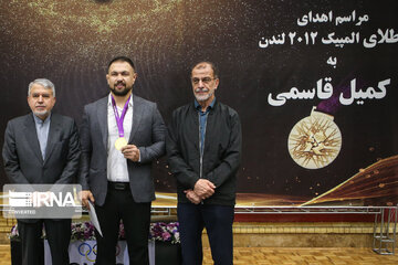 Iranian wrestler receives gold medal of London Olympic Games after 10 years