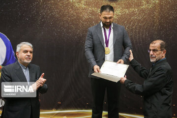 Iranian wrestler receives gold medal of London Olympic Games after 10 years