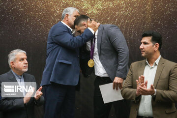 Iranian wrestler receives gold medal of London Olympic Games after 10 years