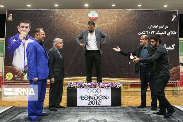 Iranian wrestler receives gold medal of London Olympic Games after 10 years