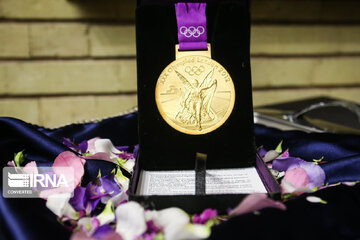 Iranian wrestler receives gold medal of London Olympic Games after 10 years