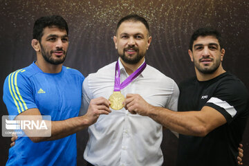 Iranian wrestler receives gold medal of London Olympic Games after 10 years