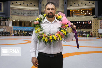 Iranian wrestler receives gold medal of London Olympic Games after 10 years