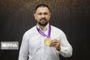 Iranian wrestler receives gold medal of London Olympic Games after 10 years