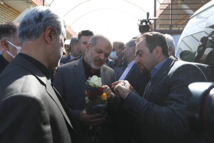 وزیر کشور از مجموعه گلخانه ای تولید گل رز در شهرستان کبودرآهنگ بازدید کرد
