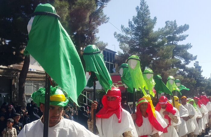 آیین مذهبی حرکت کاروان اسرای کربلا در تربتحیدریه شبیه سازی شد 3