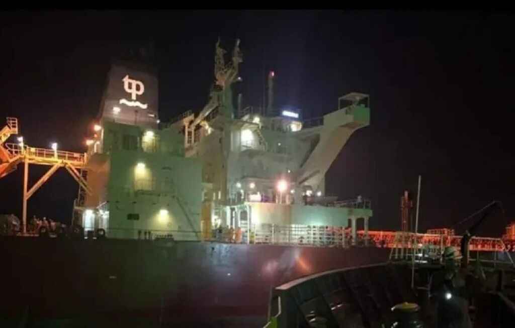 به گل نشستن یک نفتکش در کانال سوئز/ تردد دچار اختلال شد به گل نشستن یک نفتکش در کانال سوئز/ تردد دچار اختلال شد