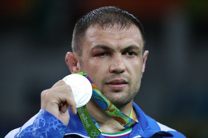 Luchador iraní recibe la medalla de oro de los Juegos Olímpicos de Londres 2012