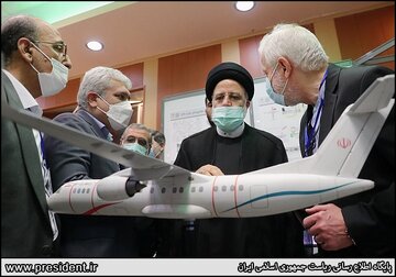 Raisi a visité l'exposition des avancées dans la conception d'avions et de jets iraniens de 72 passagers