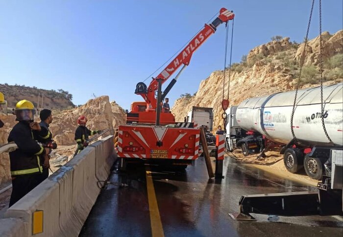 برخورد تریلر با ترانس برق در اطراف شیراز یک کشته داشت