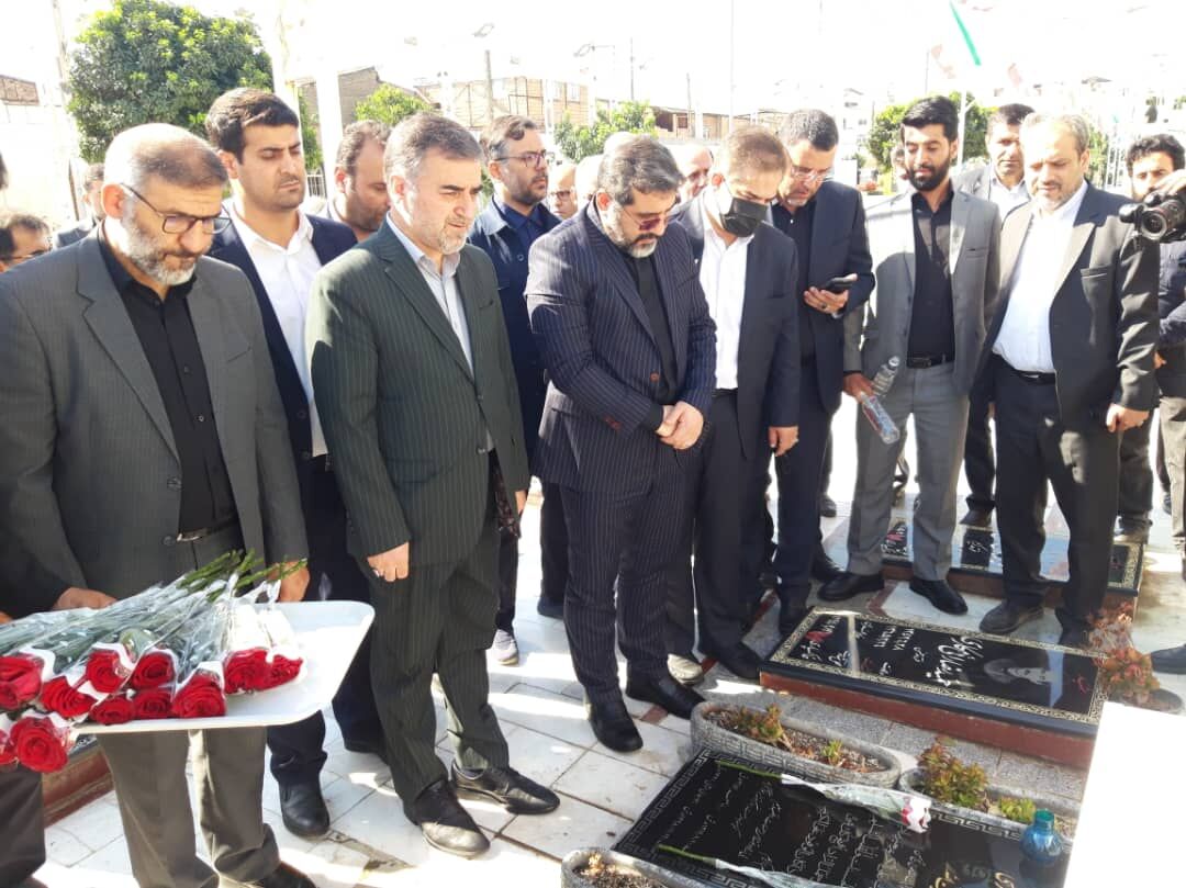 وزیر فرهنگ در گلزار شهدای ساری به مقام شهیدان ادای احترام کرد