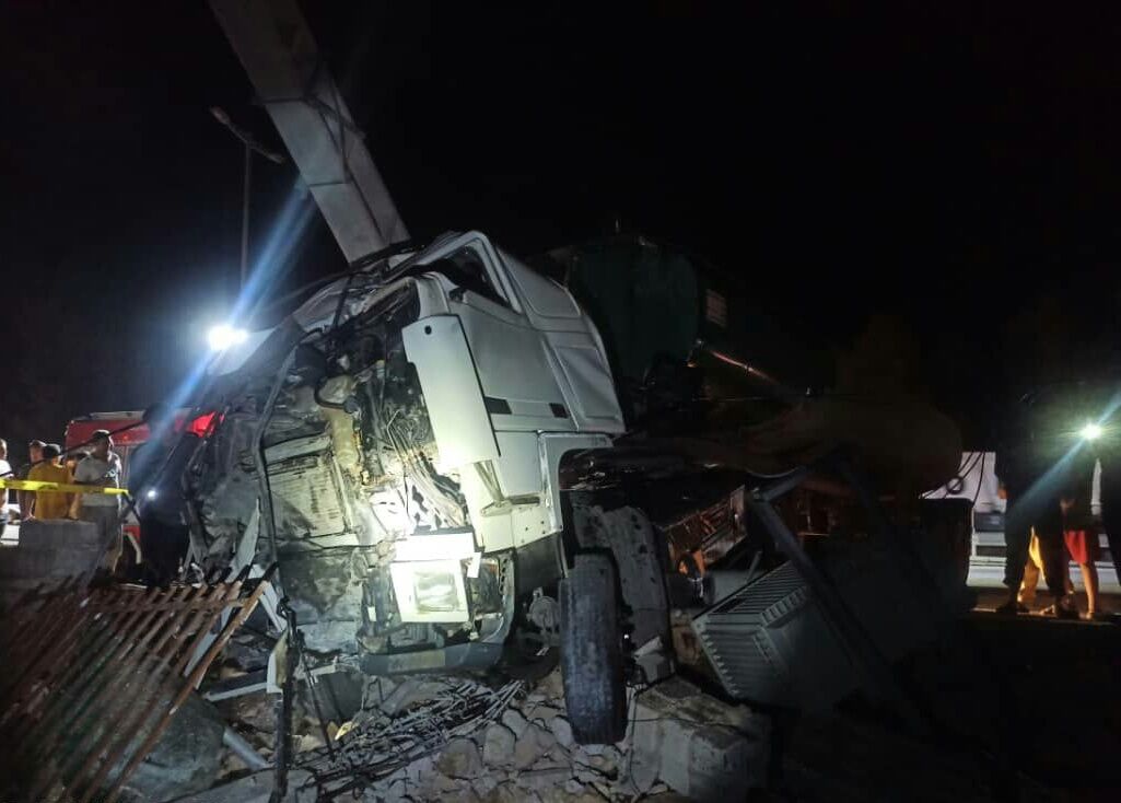 برخورد تریلر با ترانس برق در اطراف شیراز یک کشته داشت برخورد تریلر با ترانس برق در اطراف شیراز یک کشته داشت