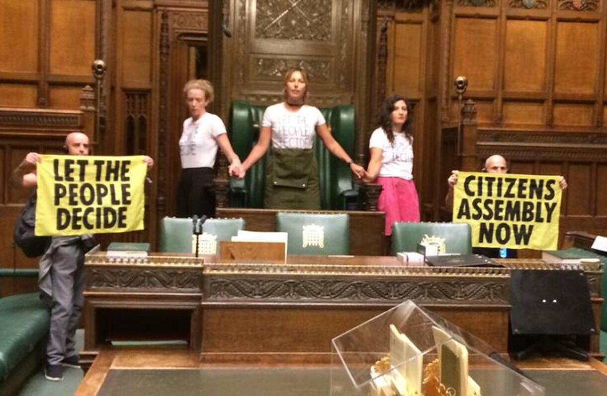 اعتراض فعالان زیست‌ محیطی در داخل ساختمان پارلمان انگلیس