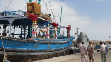 یک فروند لنج صیادی ترال در دریای عمان توقیف شد