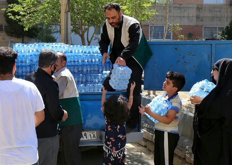 محموله آب آشامیدنی اهدایی آستان قدس رضوی در همدان توزیع شد