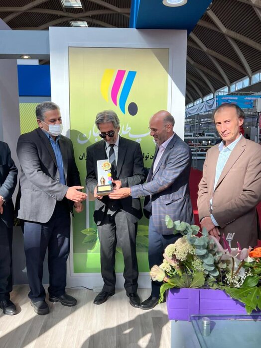 زبان فارسی را با محصولات ایرانی در جهان گسترش دهیم