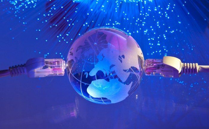 عقبماندگی کرمان در توسعه فیبر نوری/مدیرکل ارتباطات: نباید مثل گذشته دستدست کنیم