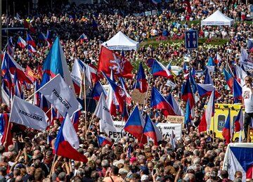 Des dizaines de milliers de personnes manifestent à Prague contre les prix élevés de l'énergie 