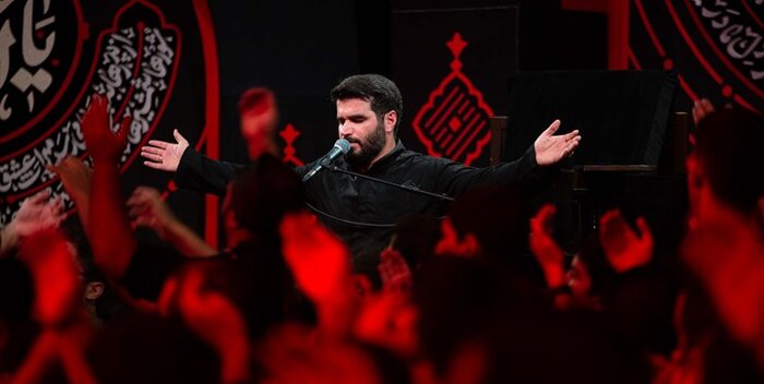 میثم مطیعی در مسیر پیادهروی اربعین مداحی میکند