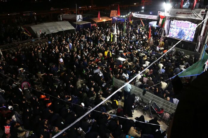 میثم مطیعی در مسیر پیادهروی اربعین مداحی میکند