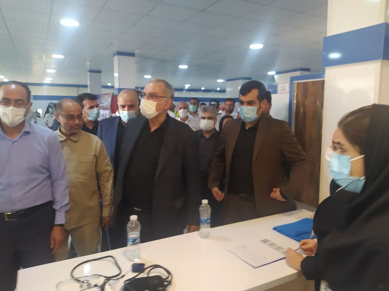 وزیر بهداشت به شهدای هشت سال دفاع مقدس در شلمچه ادای احترام کرد 