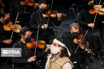 Le spectacle religieux et musical  "Porte-étendard" dans la salle de Vahdat