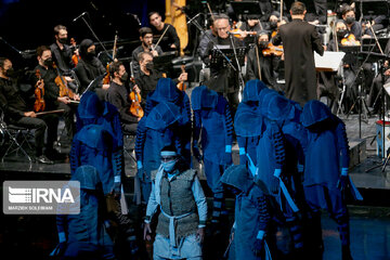 Le spectacle religieux et musical  "Porte-étendard" dans la salle de Vahdat