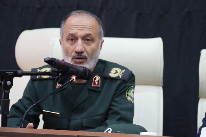 فرهنگ ایثار و شهادت را در جامعه نهادینه کنیم