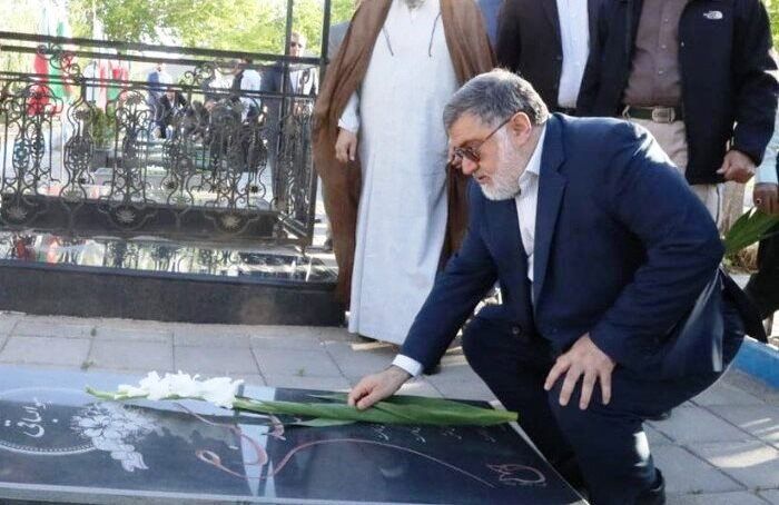 استاندار آذربایجانغربی به مقام شامخ شهدای مهاباد ادای احترام کرد استاندار آذربایجانغربی به مقام شامخ شهدای مهاباد ادای احترام کرد