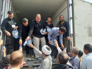توزیع روزانه ۴۰۰ هزار بطری آب بین زوار در مرز مهران 