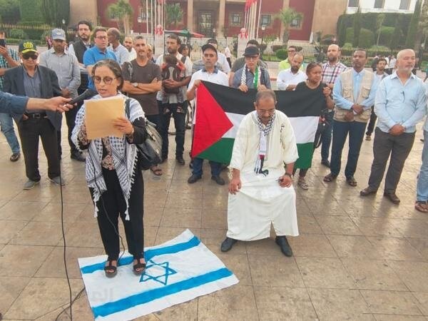 پرچم رژیم صهیونیستی زیر پای تجمع کنندگان مغربی/محکومیت تعرض صهیونیستها به زنان مغربی