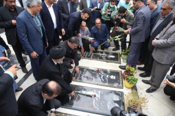 استاندار مازندران به مقام شامخ شهدای تنکابن ادای احترام کرد/ باید ادامه دهنده راه شهدا باشیم