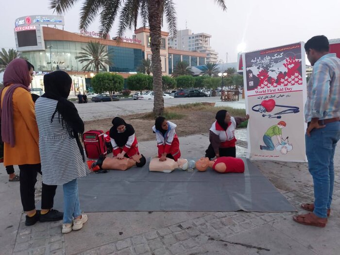 مربیان هلال احمر در مناطق پر رفت و آمد قشم کمک های اولیه آموزش دادند