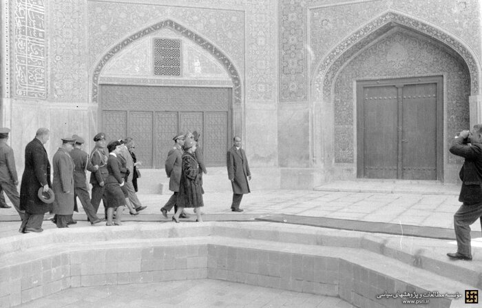 در سفر ملکه الیزابت به تهران چه گذشت؟/ اهدای کلید طلایی پایتخت به ملکه انگلیس 4