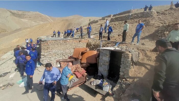 توزیع بستههای لوازمالتحریر بین کودکان کمبرخوردار/جلوگیری از ساخت وساز در مرادآباد تهران