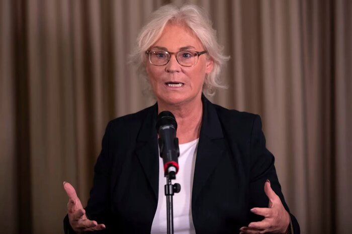 از ورود ۳ میلیون زائر به عراق تا دستگیری ۲ معترض به نظام سلطنتی انگلیس