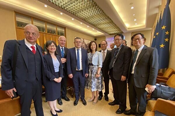 امضای ۱۷ سند همکاری توسط رئیسی در حاشیه اجلاس شانگهای تا روند کاهشی دلار