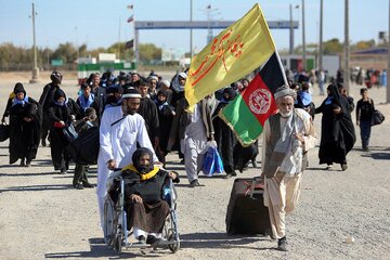 اتوبوسهای افغانستانی زائران اربعین این کشور را از دوغارون تا چذابه جا به جا می‌کنند