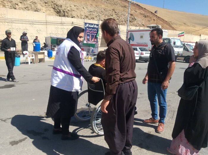 پایگاه اورژانس اجتماعی تمرچین عصا و ویلچر رایگان به زائران اربعین میدهد