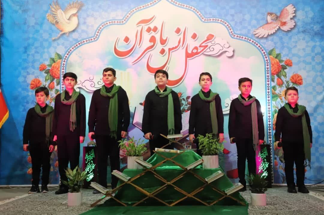 برپایی محفل انس با قرآن در فرهنگسرای مهر و ماه شهر قیامدشت برپایی محفل انس با قرآن در فرهنگسرای مهر و ماه شهر قیامدشت