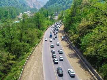 ترافیک خودرو در مسیرهای منتهی به مازندران سنگین است